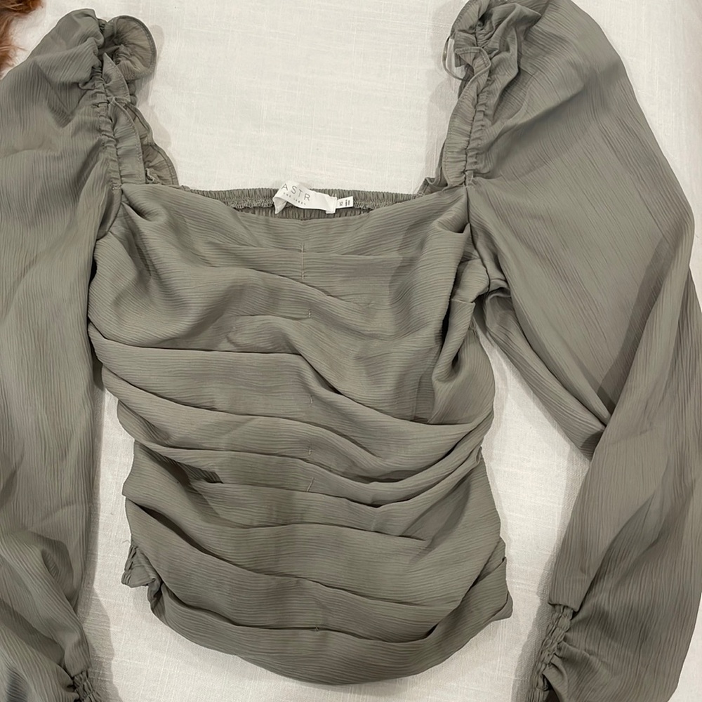 Astr the label moss green square neck long sleeve size xs. Only worn once!!